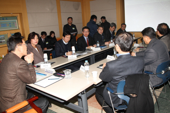 [포토]뉴스테이 주암지구 관계자들 만난 강호인 장관
