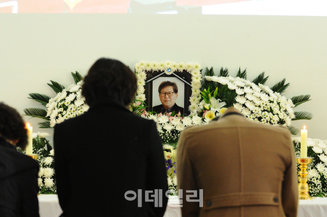 [포토]고(故) 신영복 성공회대 석좌교수 빈소 찾는 조문 행렬