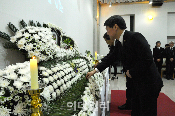 [포토]고(故) 신영복 성공회대 석좌교수 빈소 찾은 안철수