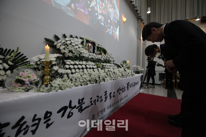 [포토]고(故) 신영복 성공회대 석좌교수 빈소 찾은 안철수