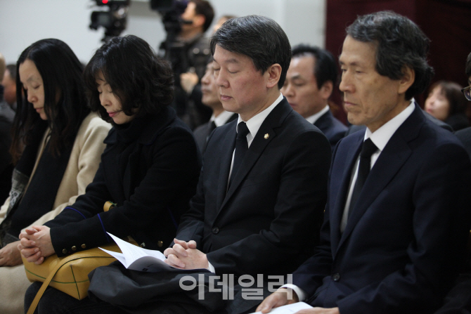 [포토]고(故) 신영복 성공회대 석좌교수 빈소 찾은 안철수