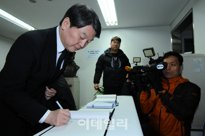 [포토]고(故) 신영복 성공회대 석좌교수 빈소 찾은 안철수