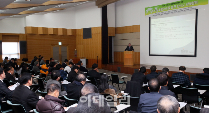 [포토]강연하는 로랜드 윌슨 교수