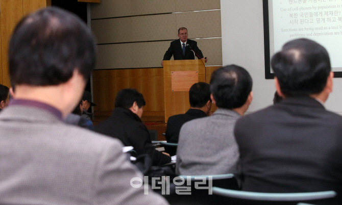 [포토]강연하는 로랜드 윌슨 교수