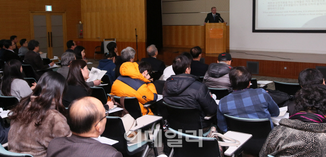 [포토]강연하는 로랜드 윌슨 교수