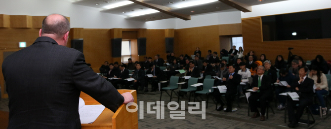 [포토]강연하는 로랜드 윌슨 교수