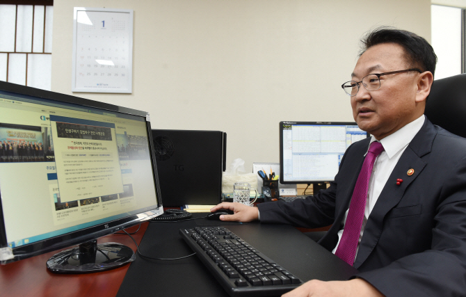 유일호 경제부총리, 경제활성화 입법촉구 서명