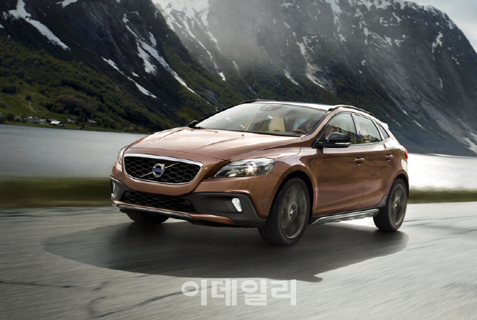 [시승기]겨울에 어울리는 車 ‘볼보 V40 크로스컨트리’