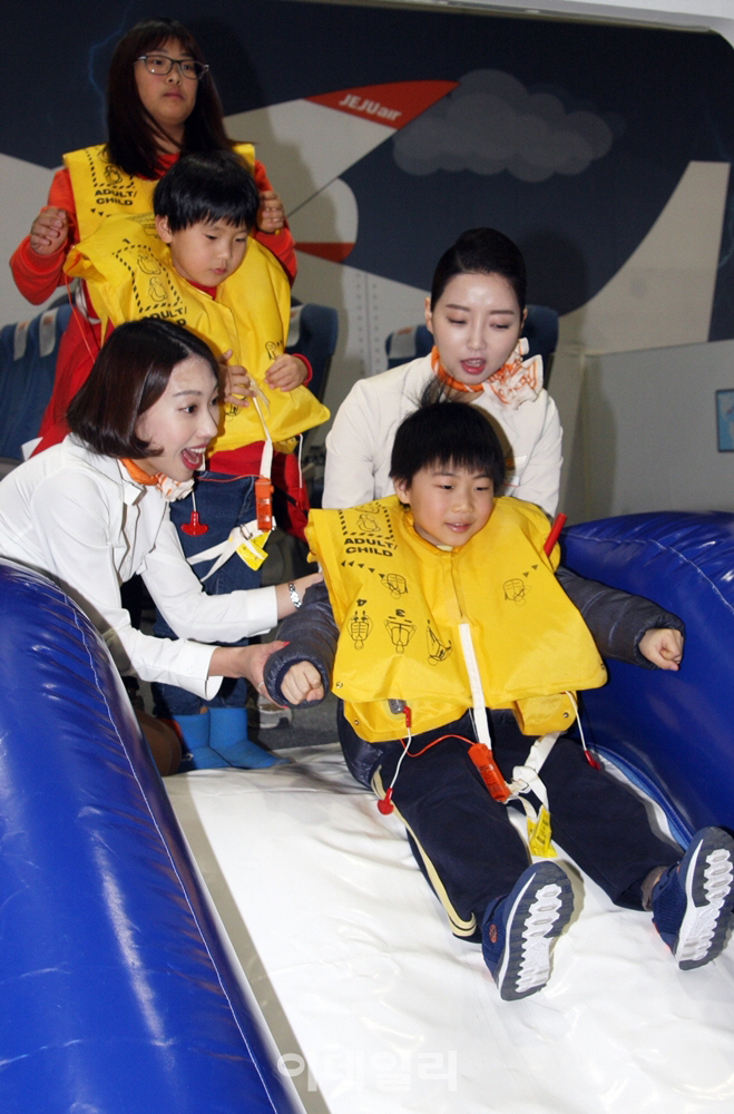 [포토]제주항공, 안전체험교실 비상슬라이드 탈출