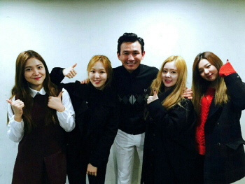엑소 이어 레드벨벳 왔다…'오케피' 릴레이 관람