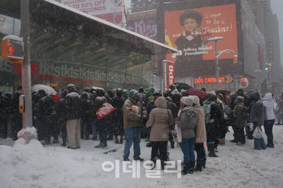 [포토]"눈폭풍이 와도 브로드웨이 뮤지컬은 볼거야!"
