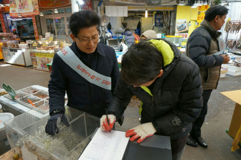 중기중앙회 임원 80명, 한파에도 '민생구하기 입법 촉구' 서명운동 참여