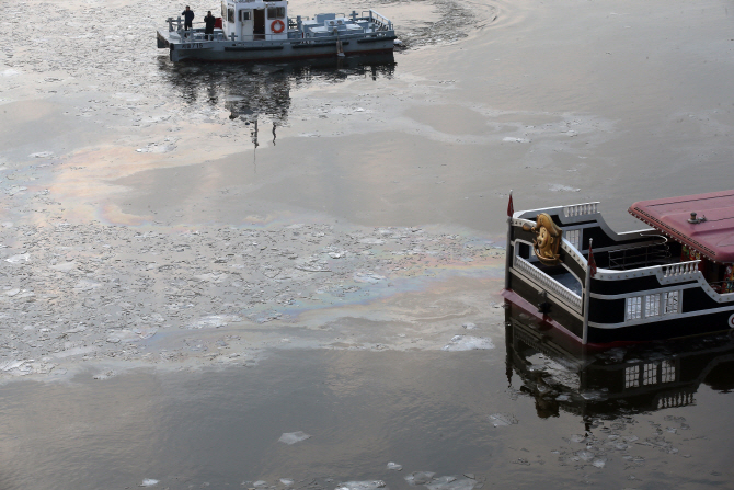 [포토] 침수 한강 유람선 주변의 기름띠
