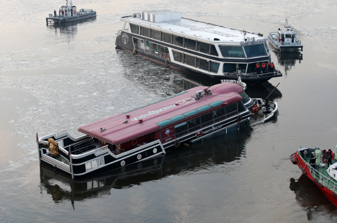 [포토] 침수 한강 유람선 예인 시도