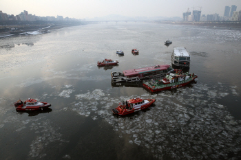 성수대교 인근서 한강유람선 침수..11명 전원 구조(종합)