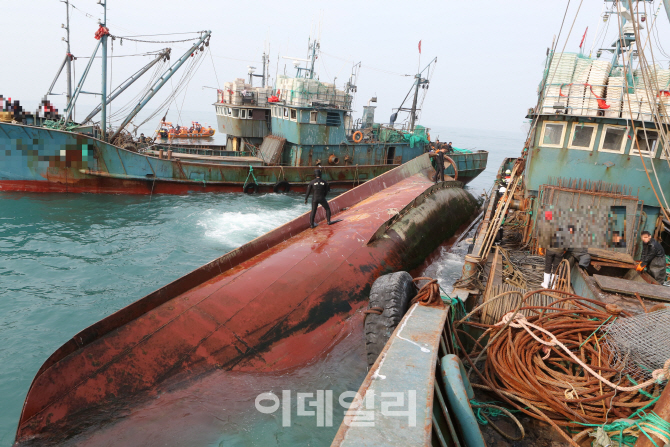 中 어선 전복사고 생존자 1명 끝내 숨져(상보)