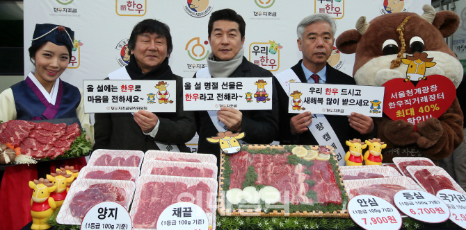[포토]김상중 '우리 한우 드세요~'