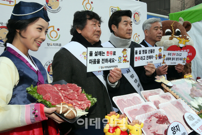[포토]김상중 '우리 한우 드세요~'