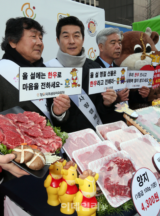 [포토]김상중 '우리 한우 드세요~'