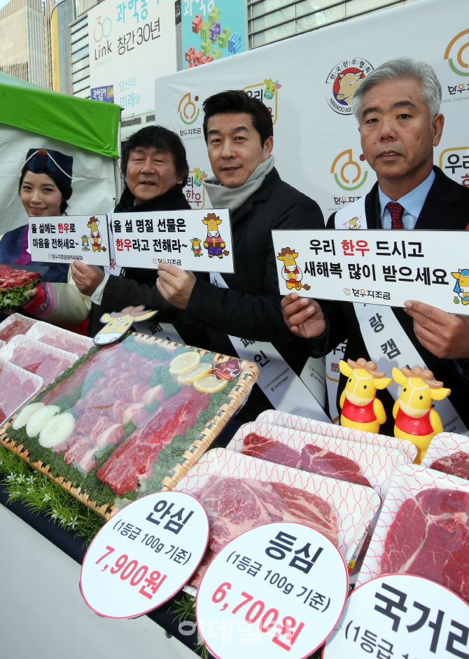 [포토]김상중 '우리 한우 드세요~'