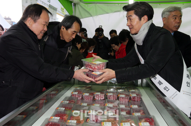 [포토]김상중 '한우 많이 드세요~'
