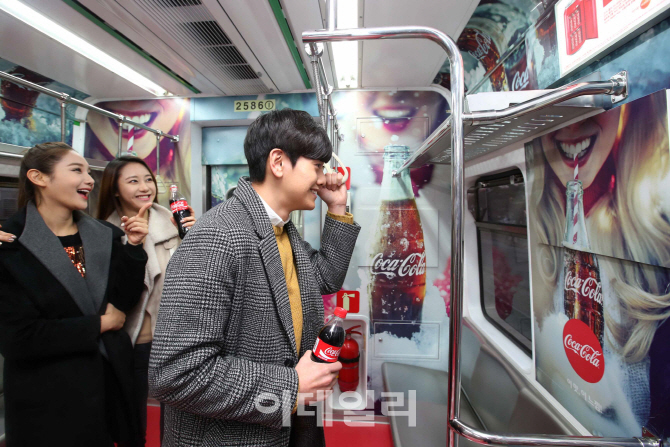 [포토]모바일 게임하며 코카-콜라 만의 ‘이 맛, 이 느낌’ 즐기세요!