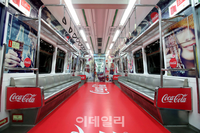 [포토]모바일 게임하며 코카-콜라 만의 ‘이 맛, 이 느낌’ 즐기세요!
