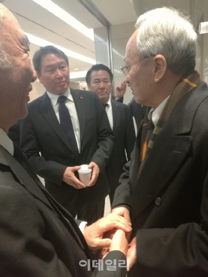 [포토]작은 아버지 배웅하는 최태원 SK 회장과 최창원 SK케미칼 부회장