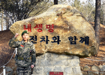 선로에 추락한 시각장애인 구한 해병대 장병 '귀감'