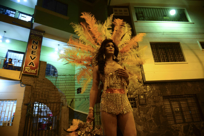  게이 대회 참가자, 화려한 복장                                                                                                                                                                    