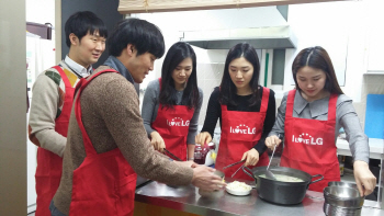 LG전자 임직원, 십시일반 기부식단으로 '사랑의 떡국' 나누기