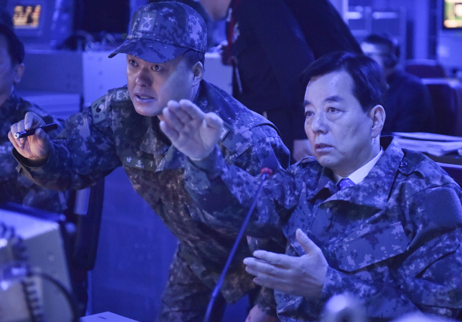 한민구 국방장관, 이지스함 방문..北 미사일 대응태세 점검