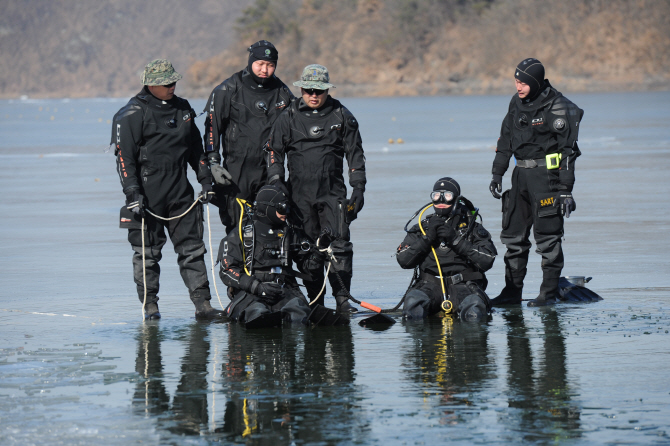 수중 잠수 탐색 준비하는 구조 요원