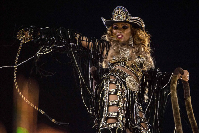  `브라질 카니발`에 나타난 섹시 카우걸                                                                                                                                                             