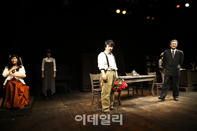 '왕년 스타연극인'의 힘 "바냐 아저씨 앙코르가는 날"