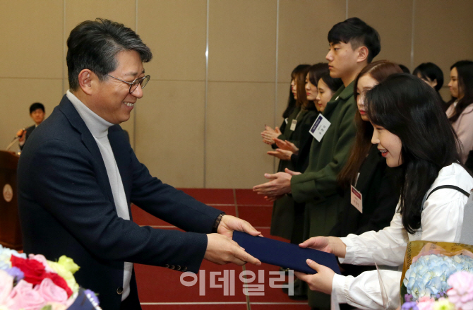 [포토]선현재단 장학금 수여하는 곽재선 회장