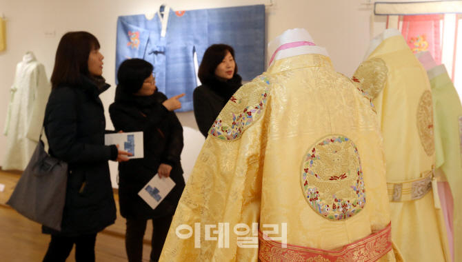 [포토]'단국대학교 대학원 전통의상학과 개발 신형 전통예복(수의)전'