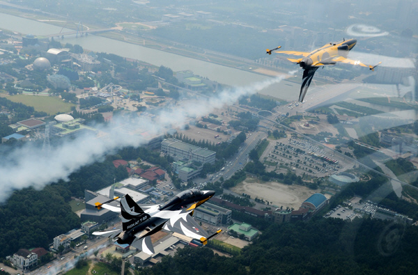 공군 블랙이글스, 싱가포르 하늘에 태극마크 수놓다