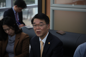 강호인 “전세난 묘책이 없다. 양질의 임대주택 공급으로 해결"