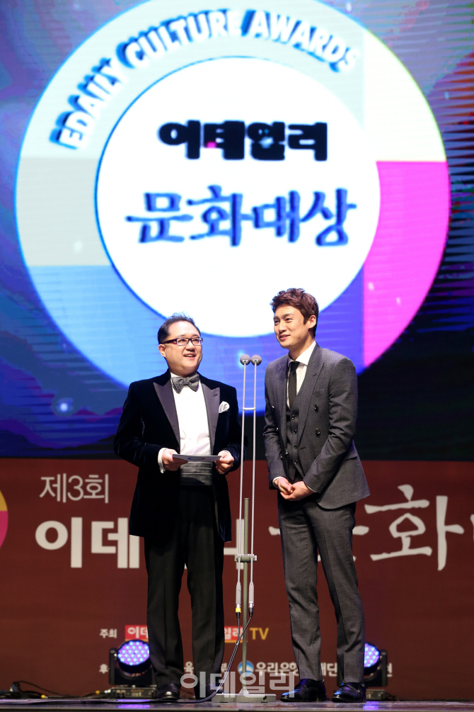 [제3회이데일리문화대상]클래식 최우수상 시상자 장일범 심사위원-오상진 아나운서