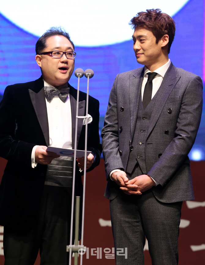 [제3회이데일리문화대상]클래식 최우수상 시상자 장일범 심사위원-오상진 아나운서