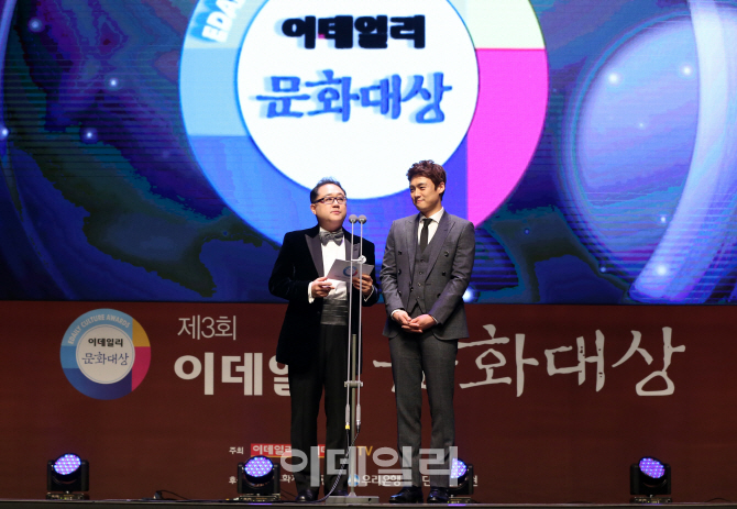 [제3회이데일리문화대상]클래식 최우수상 시상자 장일범 심사위원-오상진 아나운서