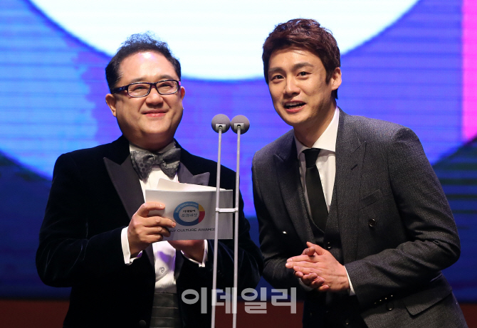 [제3회이데일리문화대상]클래식 최우수상 시상자 장일범 심사위원-오상진 아나운서