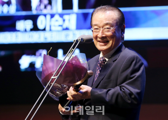 [포토]이순재, '제3회 이데일리 문화대상' 공로상 수상
