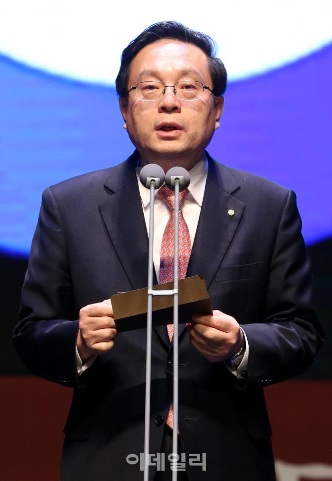 [포토]'제3회 이데일리 문화대상' 공로상 수상자 발표하는 손태승 우리은행 수석 부행장