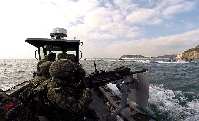 백령도 인근 北 해안포 사격..한때 '대피준비령'