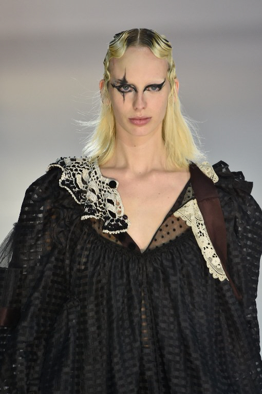 `마크 제이콥스 패션쇼` 모델의 독특한 아이 메이크업                                                                                                                                                