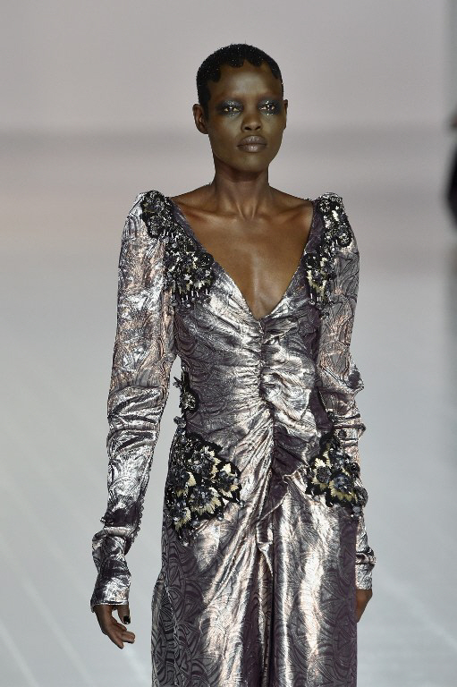 `마크 제이콥스 패션쇼` 아이 메이크업과 의상의 조화                                                                                                                                                