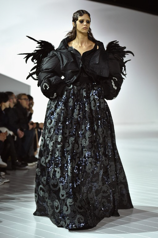  마크 제이콥스의 볼륨감 넘치는 블랙 드레스                                                                                                                                                        