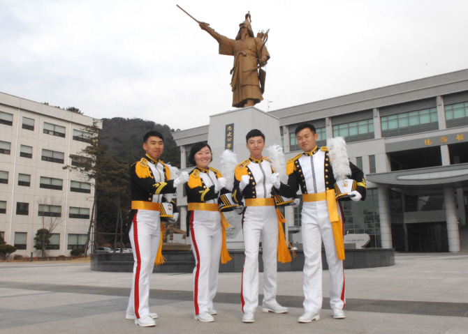 제70기 해사 졸업식..생도 143명, 해군·해병대 장교 '첫발'